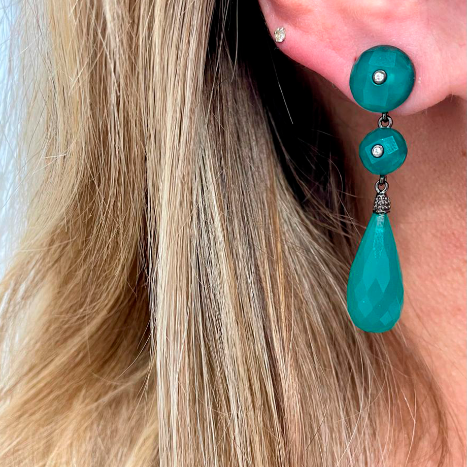 Brinco Pedra Jade na semi joia com banho ródio negro