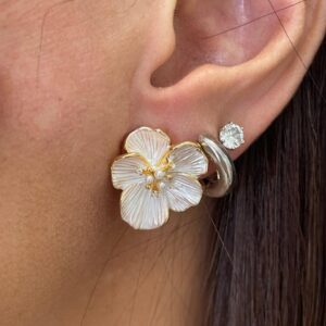 Brinco Flor Branco com banho ouro 18k